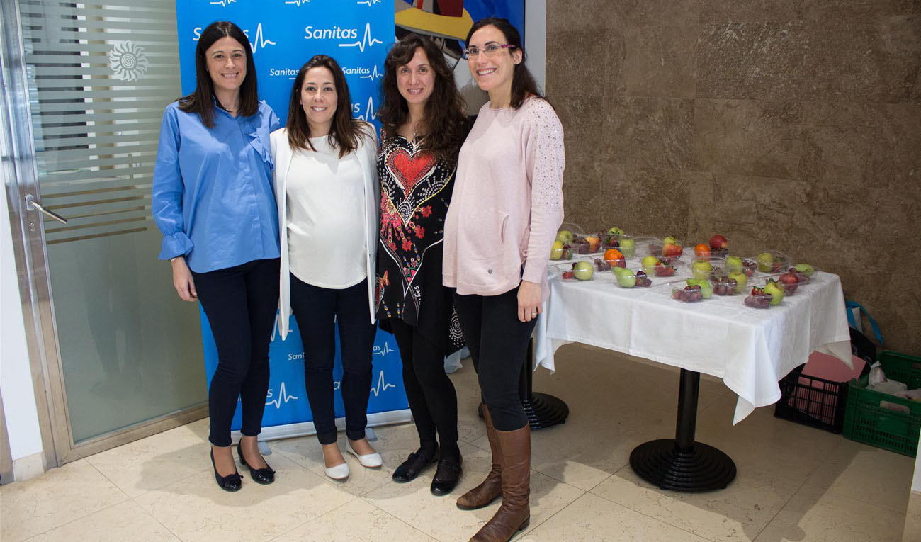 Compañeras de central, recogiendo su kit de fruta