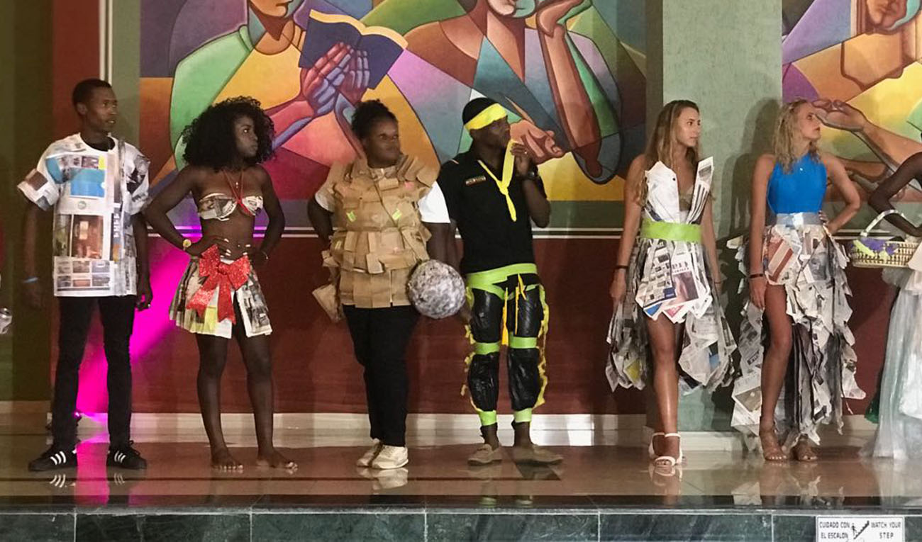 Colaboradores y 2 clientas posan con trajes reciclados en Jamaica