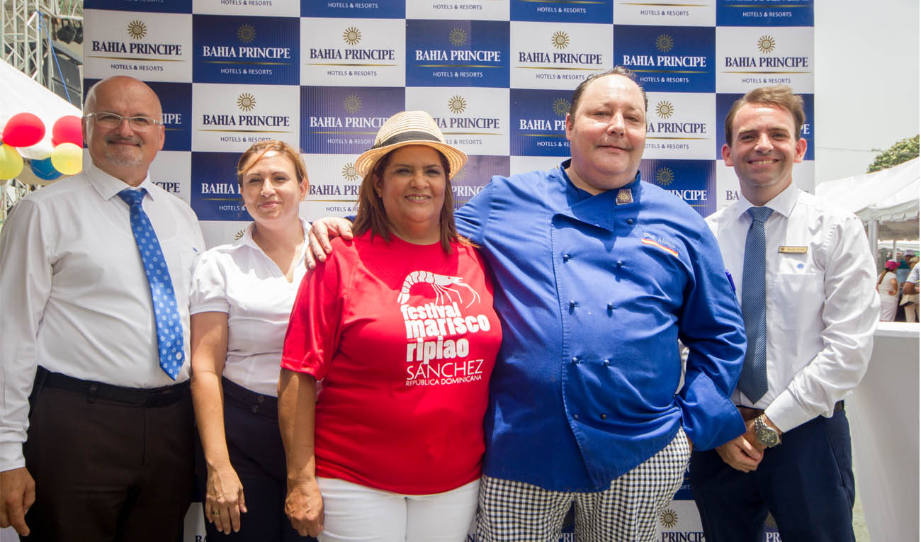 Nuestro equipo posa con una de las organizadoras del evento