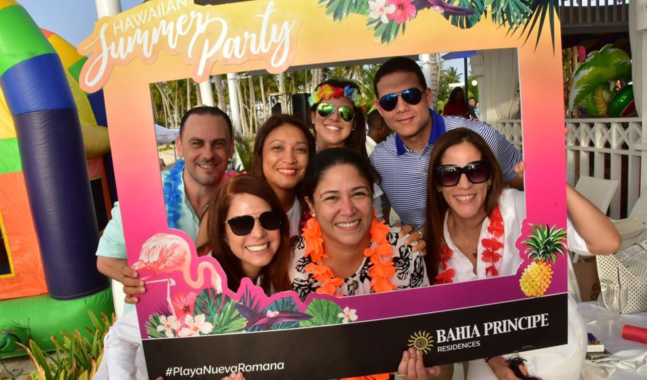Bottom left we have Rossy Santana (Marketing Manager), alongside Rosa Zapata in the middle (Sales Director), accompanied by the Playa Nueva Romana sales team