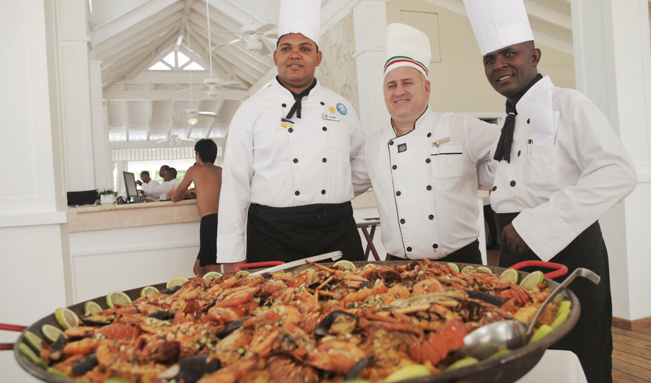 Nuestros chefs prepararon una paella para los invitados